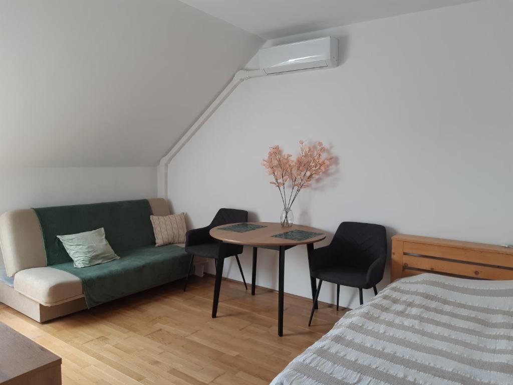 Postel nebo postele na pokoji v ubytování Julia Apartman Hévíz
