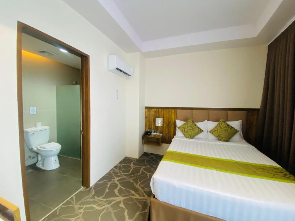Postel nebo postele na pokoji v ubytování Maxi Hotel and Event Center