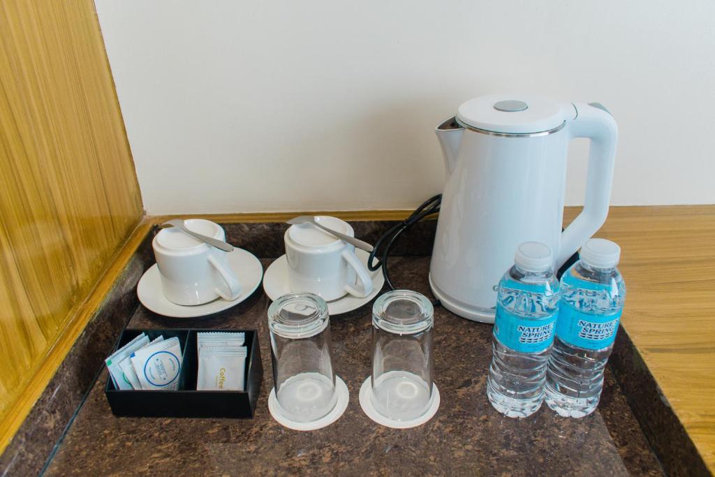 Příslušenství pro přípravu čaje a kávy v ubytování Maxi Hotel and Event Center