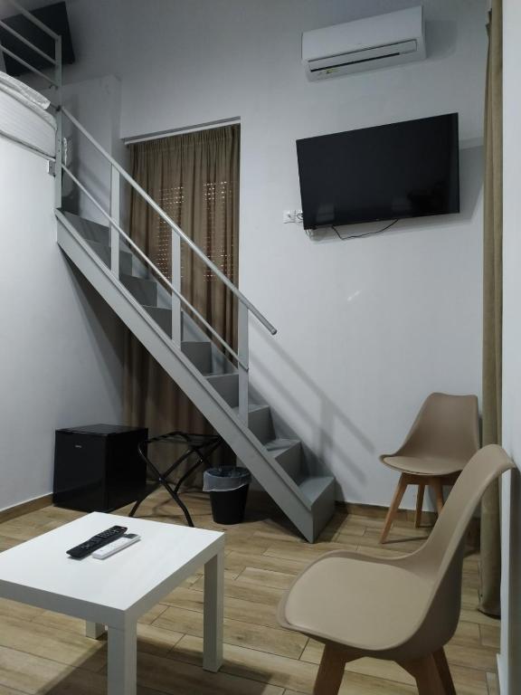TV a/nebo společenská místnost v ubytování Kentrikon