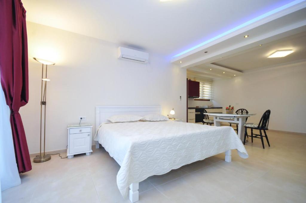 St.George Apartments - Studio
