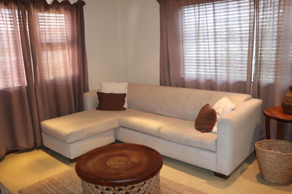 du Repos (Lovely & Relaxing 2-Bedroom Unit with Patio) - Two-Bedroom Apartment