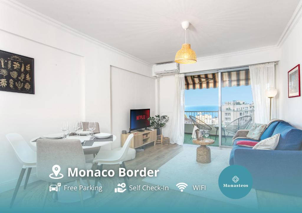 un salon avec un canapé et une table dans l'établissement 5mn Monaco - Cosy 2 pièces - Balcon vue mer - CL, à Beausoleil