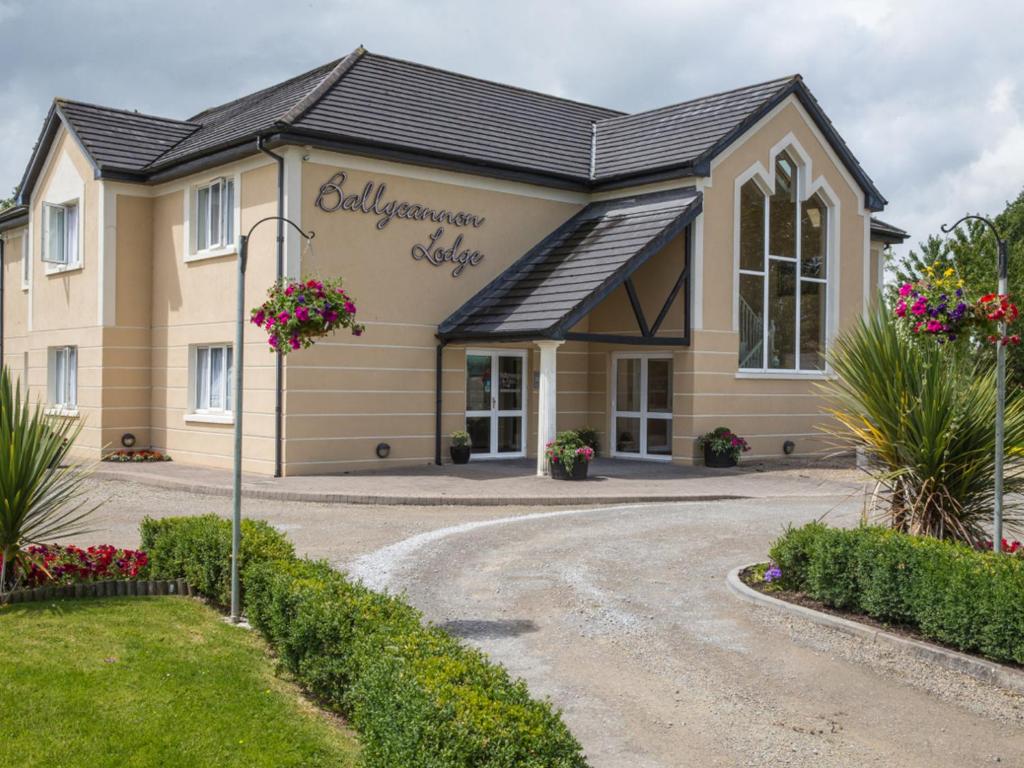 una casa con una entrada delante de ella en Ballycannon Lodge, en Croagh