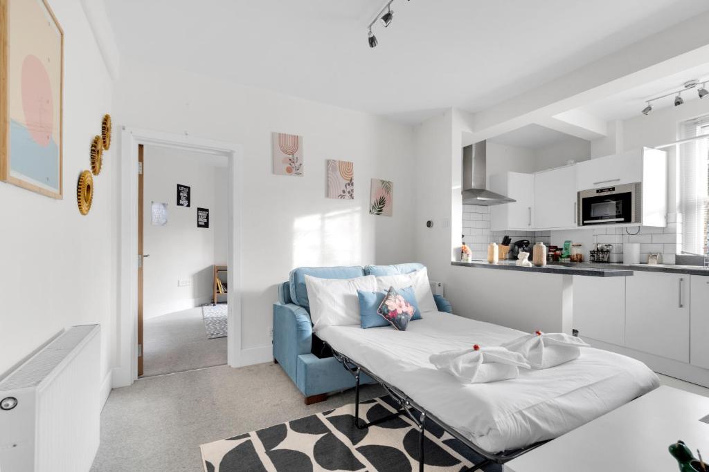 Kuchyň nebo kuchyňský kout v ubytování Work-from-Home 1 bed Sanctuary - 1-Min Walk to Chiswick Park Tube, a 20-Min Commute to Central London