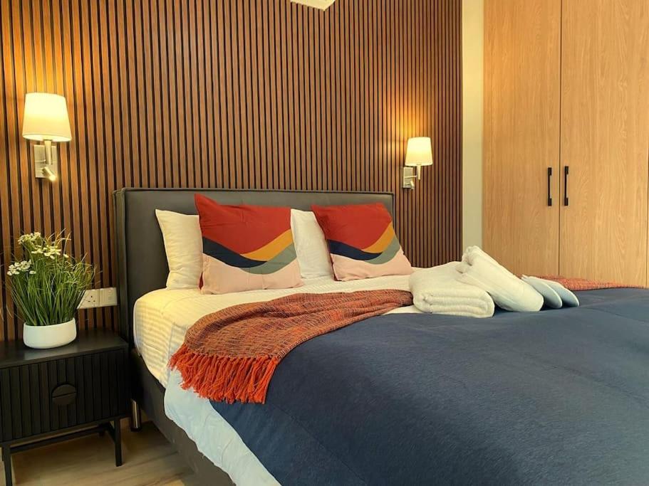 Ένα ή περισσότερα κρεβάτια σε δωμάτιο στο Beautiful One Bedroom Apartment 100 Meters from the Beach, Recently Renovated