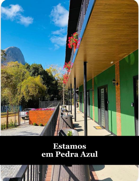 a building with a sign that reads estacionolis cm peoria akril at Vila Broussard Flats Centro Pedra Azul in Pedra Azul