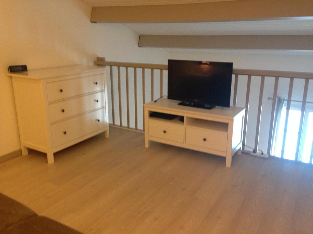 Télévision ou salle de divertissement dans l'établissement Les Remparts