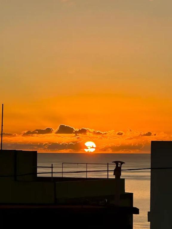 a sunset over the ocean with the sun in the sky at Casa Turquesa en Tazacorte in Tazacorte