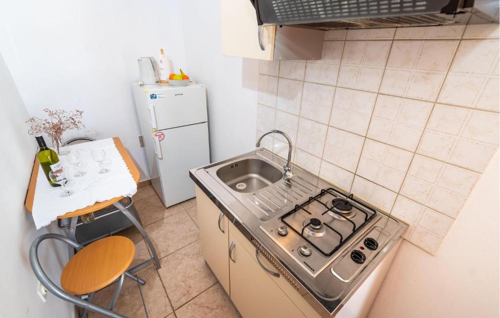 Kuchnia lub aneks kuchenny w obiekcie Nice Apartment In Maslenica
