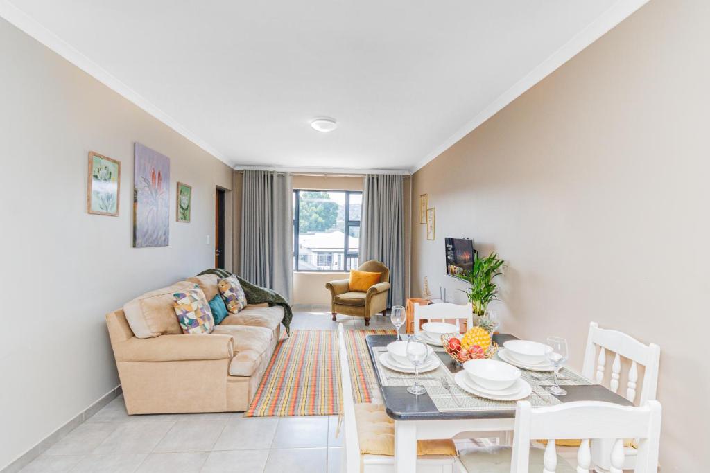 约翰内斯堡Airville Luxury Apartments, 7min Drive to Cresta Mall的带沙发和桌子的客厅
