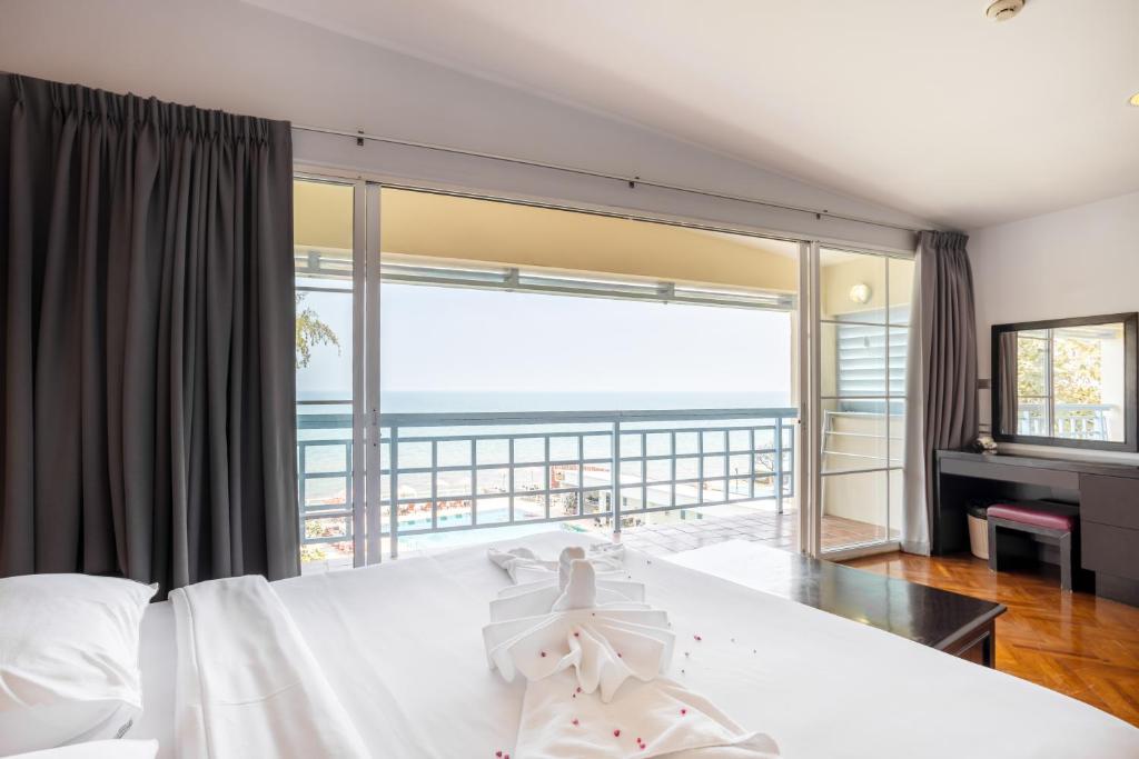 Postel nebo postele na pokoji v ubytování Chom View Hotel, Hua Hin