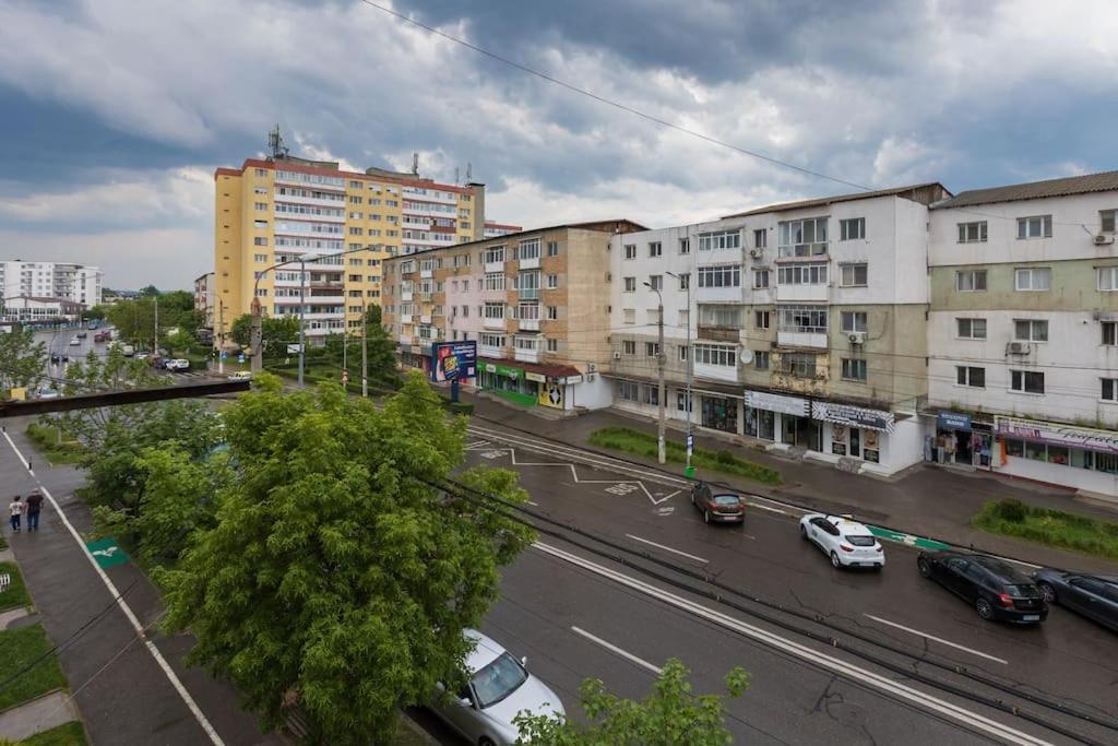 una vista di una strada cittadina con auto ed edifici di Studio Targoviste a Târgovişte