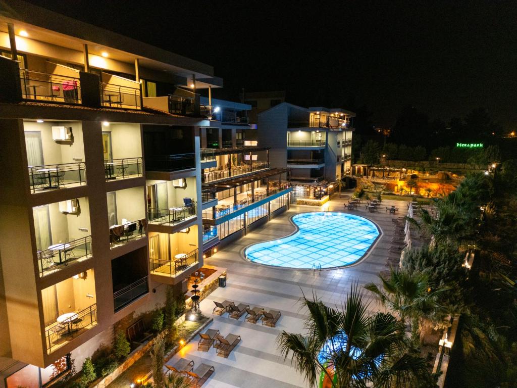 Bazén v ubytování Hierapark Thermal & SPA Hotel nebo v jeho okolí