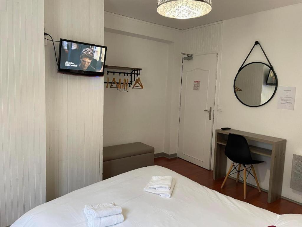 Chambre d'Hôtel Les Trois Lys - Double Room With Private Bathroom