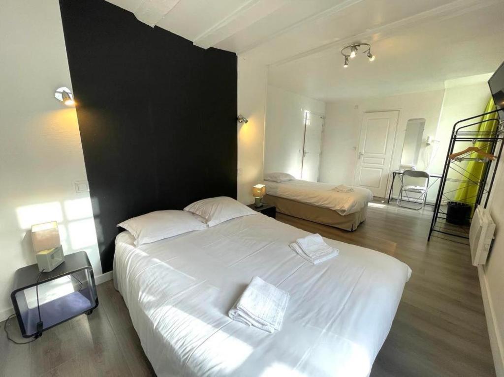 Chambre d'Hôtel Les Trois Lys - Triple Room With Private Bathroom