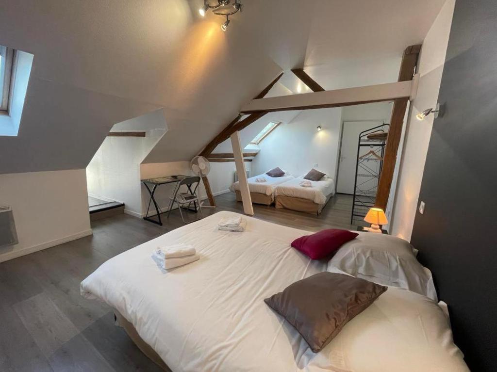 Chambre d'Hôtel Les Trois Lys - Quadruple Room With Private Bathroom