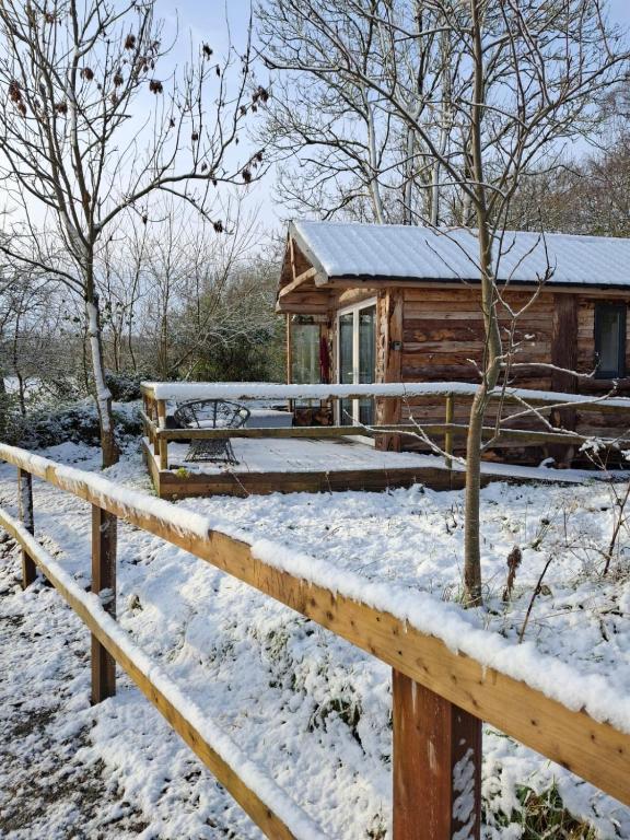 Riverside cabin v zimě