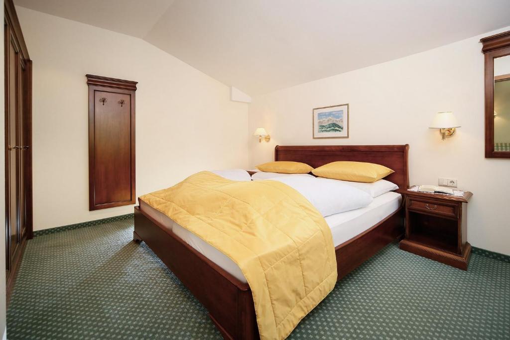 Postel nebo postele na pokoji v ubytování Landhaus Hotel Kristall