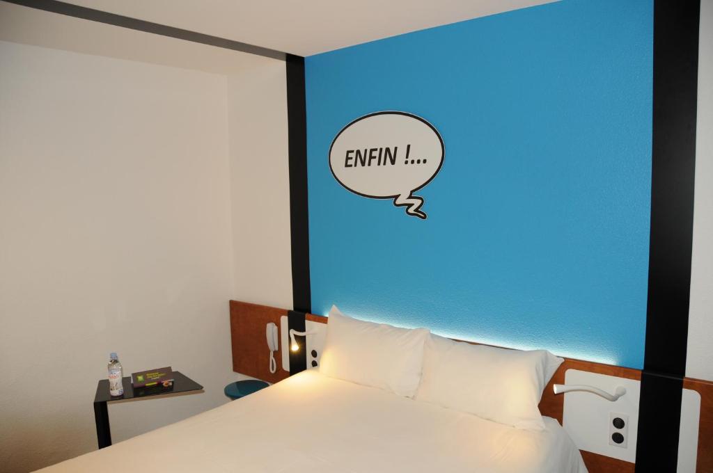 Postel nebo postele na pokoji v ubytování Ibis Styles Chambery Centre Gare
