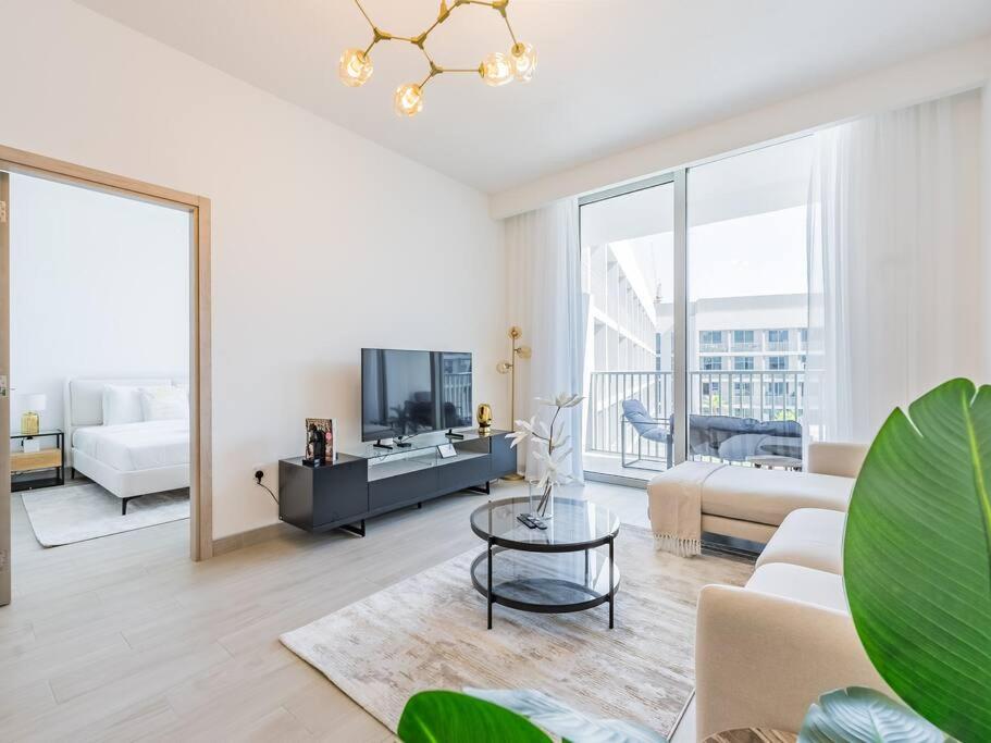 Setusvæði á Modern Spacious- 2 BR with Pool & Gym- Luma 22 JVC