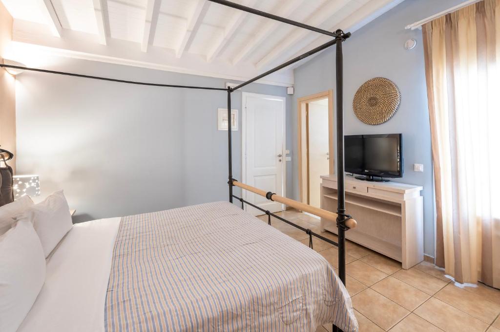 Postel nebo postele na pokoji v ubytování Smy Santorini Suites & Villas