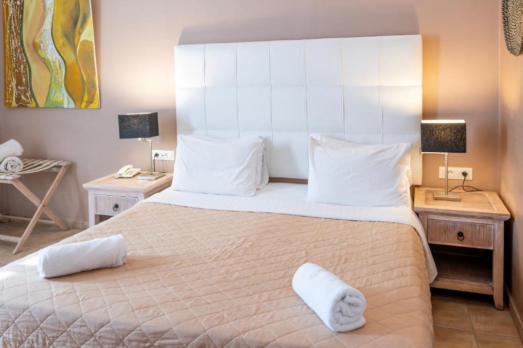 Postel nebo postele na pokoji v ubytování Smy Santorini Suites & Villas