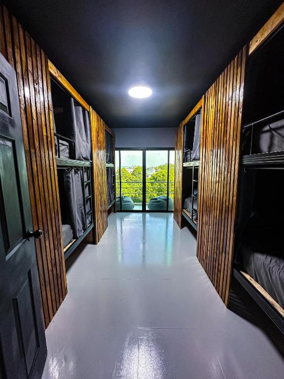 Kuchyň nebo kuchyňský kout v ubytování ILOFT Hostel Phuket