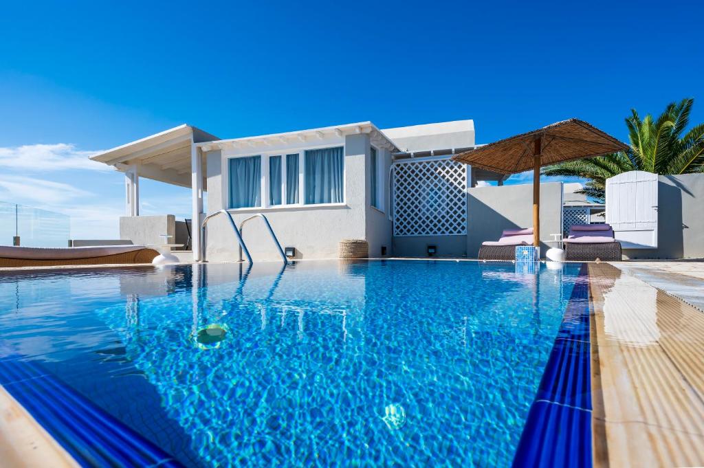Bazén v ubytování Smy Santorini Suites & Villas nebo v jeho okolí