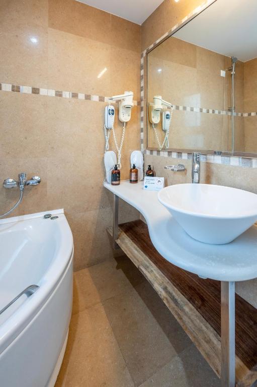 Koupelna v ubytování Smy Santorini Suites & Villas