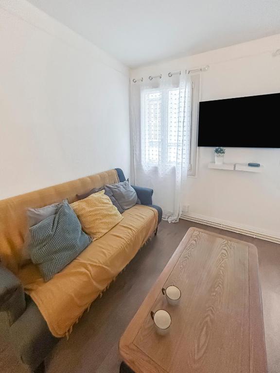 un salon avec un canapé et une table basse dans l'établissement Moderne et Cosy au coeur de Tours, à Tours