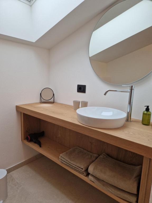 Pomella's Guesthouse - Deluxe Double Or Twin Room With Balcony