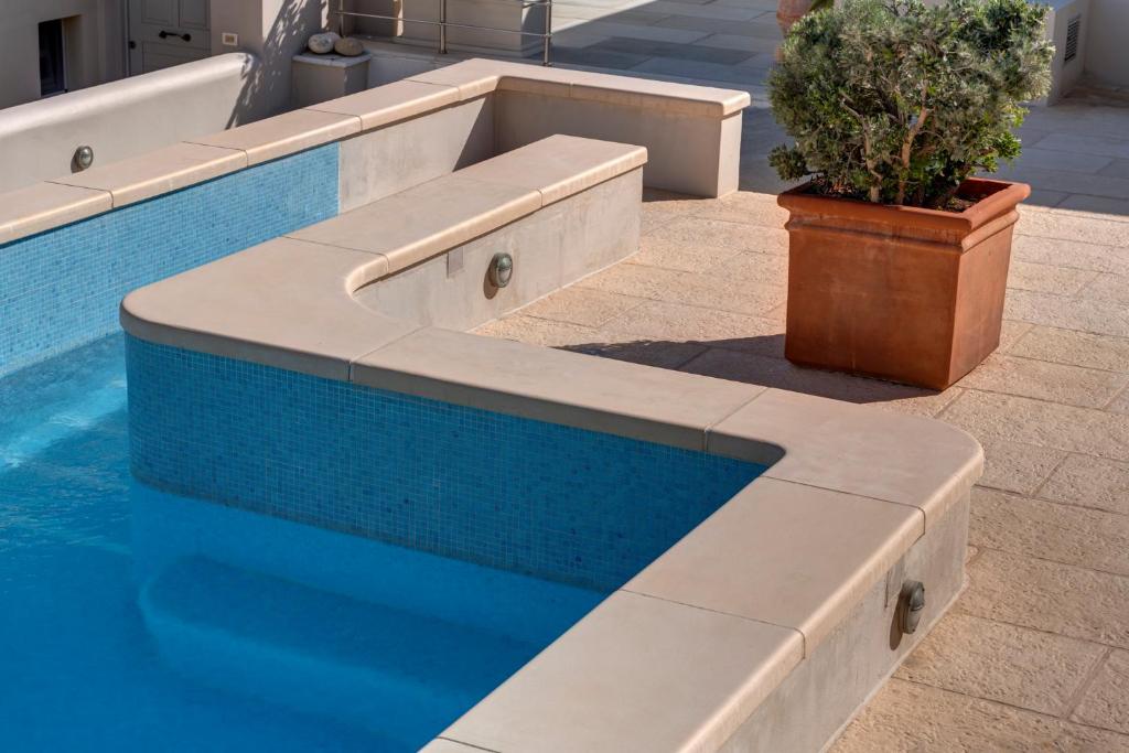Bazén v ubytování Kouros Art Hotel (Adults Only) nebo v jeho okolí
