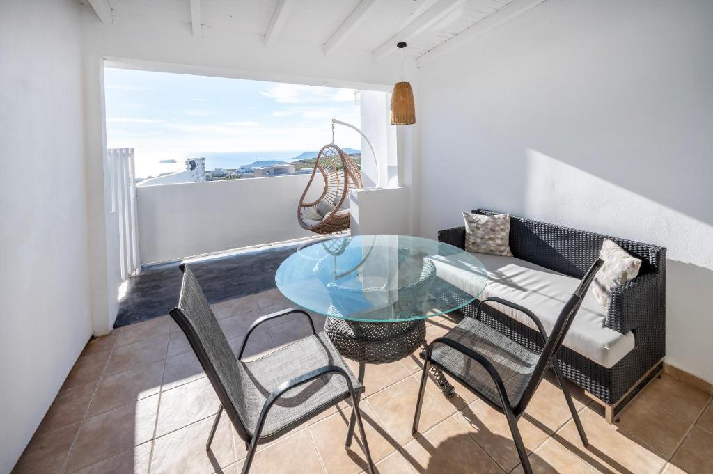 Posezení v ubytování Smy Santorini Suites & Villas