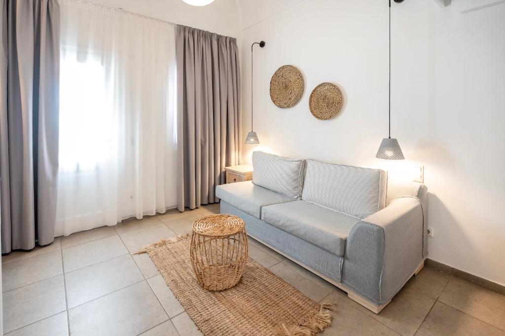 Posezení v ubytování Smy Santorini Suites & Villas
