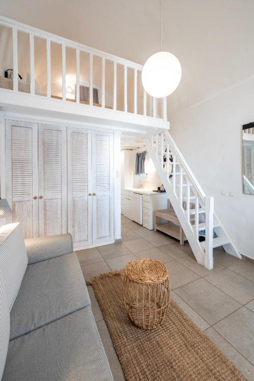 Postel nebo postele na pokoji v ubytování Smy Santorini Suites & Villas