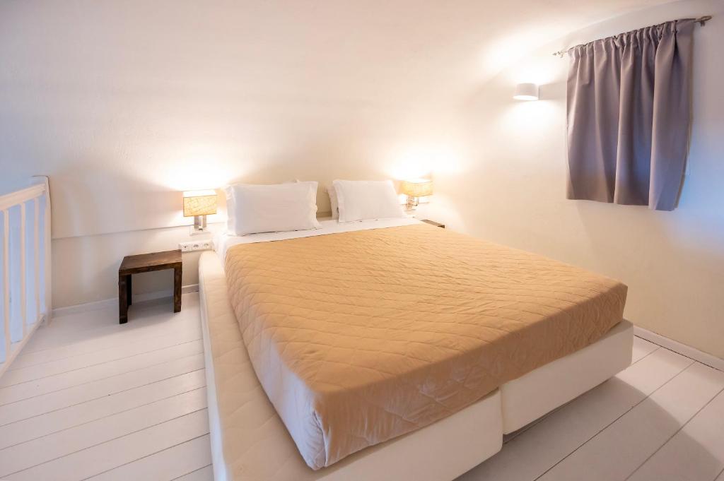 Postel nebo postele na pokoji v ubytování Smy Santorini Suites & Villas