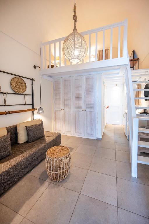 Posezení v ubytování Smy Santorini Suites & Villas