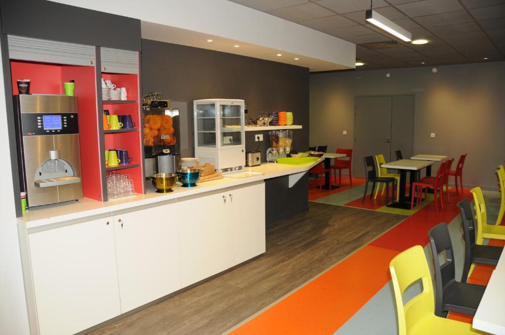 Kuchyň nebo kuchyňský kout v ubytování Ibis Styles Chambery Centre Gare