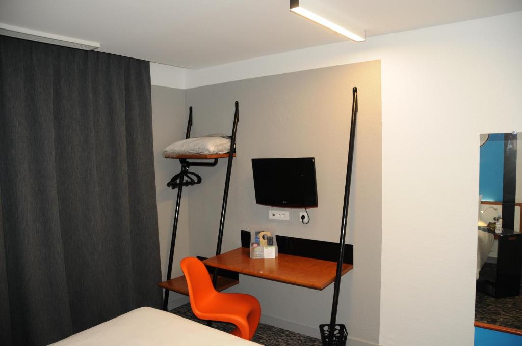 TV a/nebo společenská místnost v ubytování Ibis Styles Chambery Centre Gare