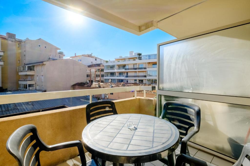 
Studio (2 Adults + 2 Children)
