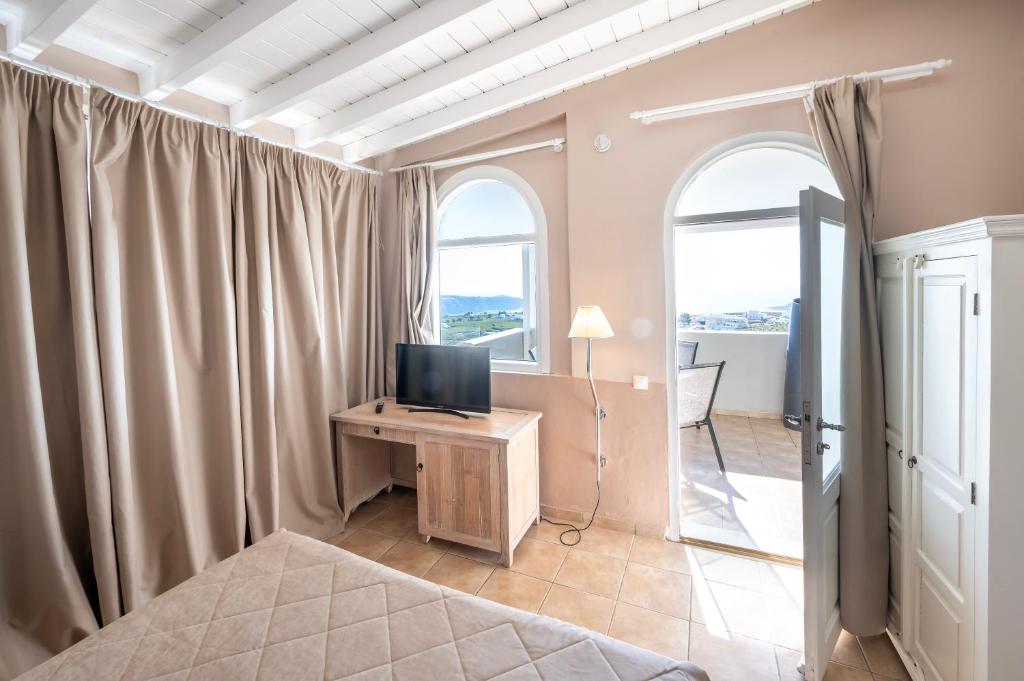 TV a/nebo společenská místnost v ubytování Smy Santorini Suites & Villas