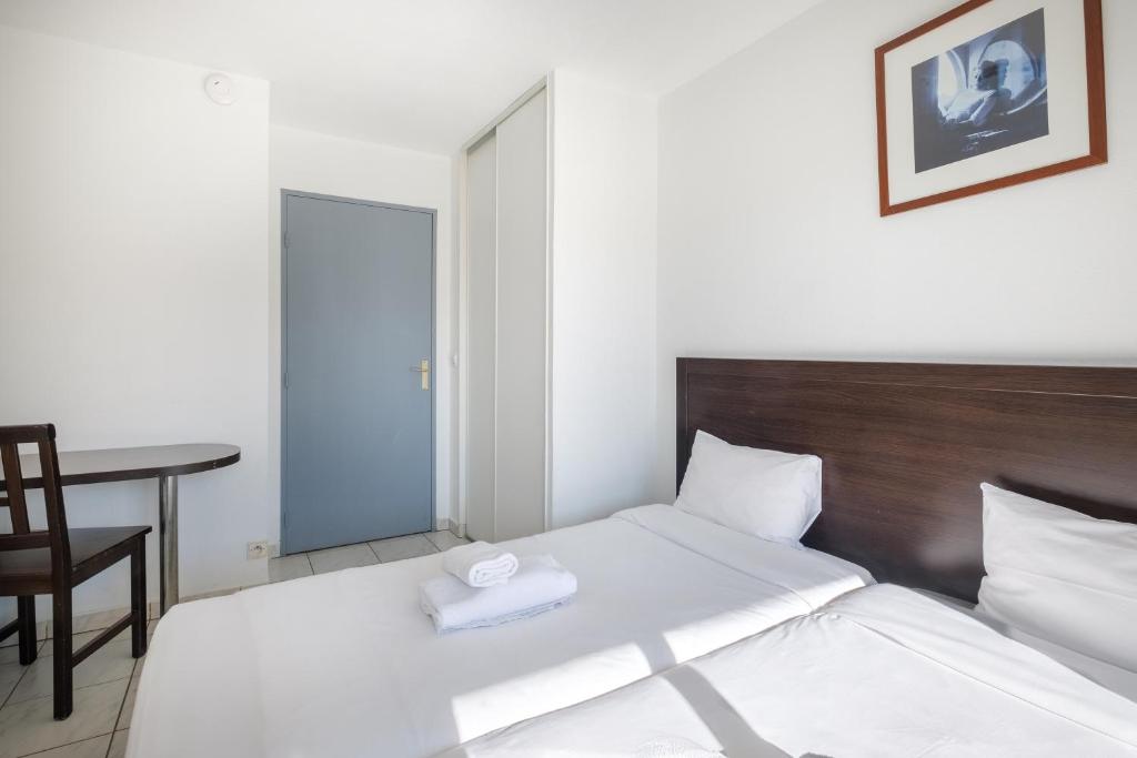 Postel nebo postele na pokoji v ubytování Residhotel Cannes Festival