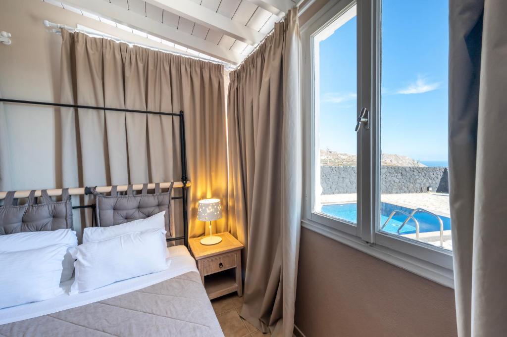 Postel nebo postele na pokoji v ubytování Smy Santorini Suites & Villas