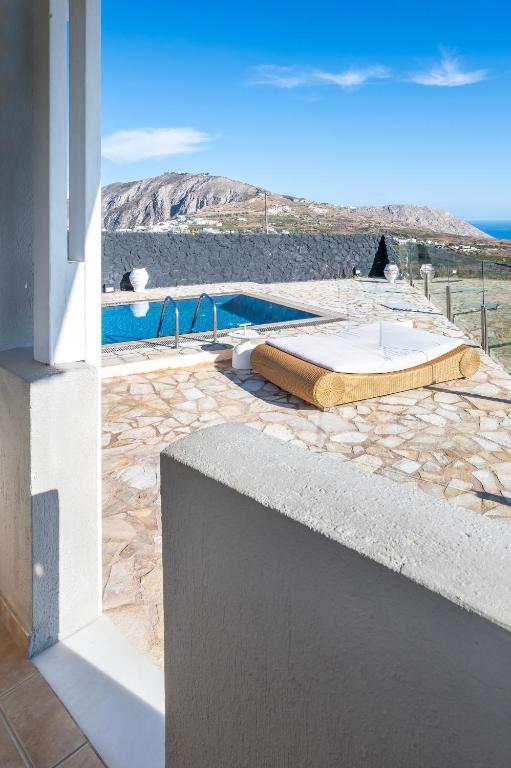 Bazén v ubytování Smy Santorini Suites & Villas nebo v jeho okolí
