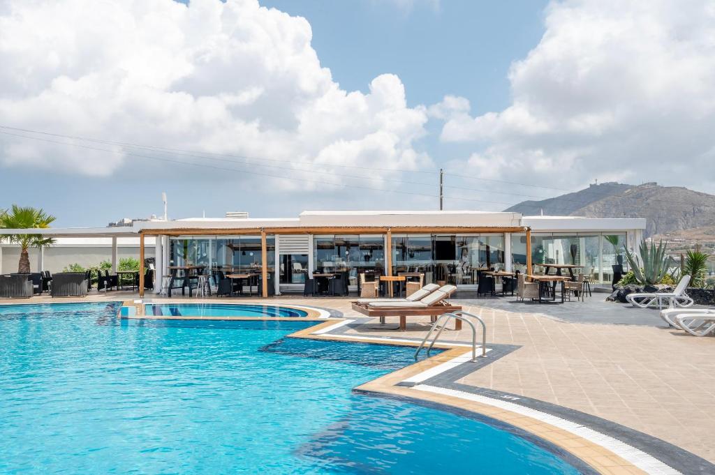 Bazén v ubytování Smy Santorini Suites & Villas nebo v jeho okolí