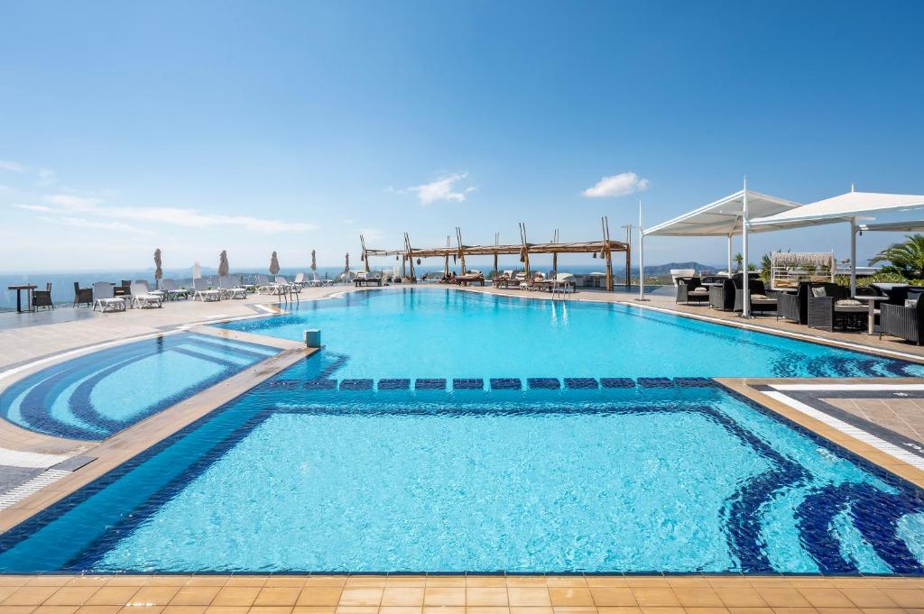 Bazén v ubytování Smy Santorini Suites & Villas nebo v jeho okolí