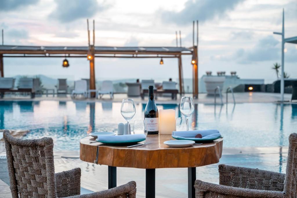 Bazén v ubytování Smy Santorini Suites & Villas nebo v jeho okolí