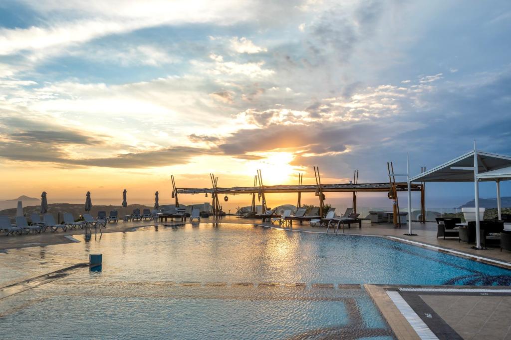 Bazén v ubytování Smy Santorini Suites & Villas nebo v jeho okolí