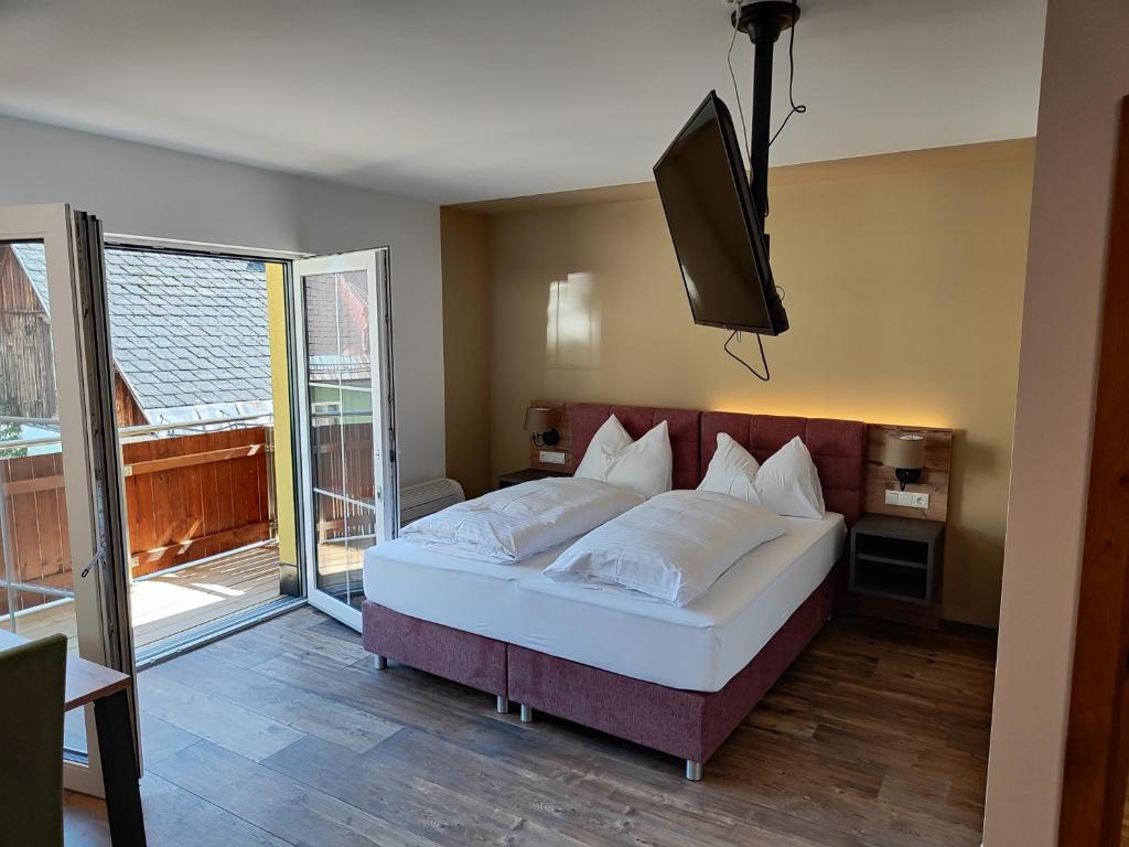 Postel nebo postele na pokoji v ubytování Hotel-Bad Goisern